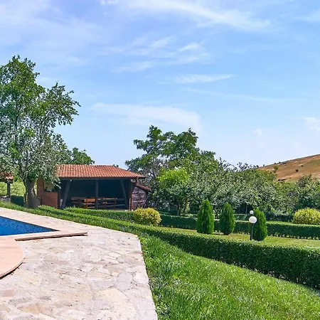 Life - 3 With Private Pool Casa de Férias Bryastovets